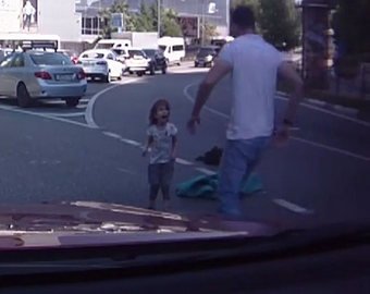 Автоледи не заметила, как из машины выпал ребенок