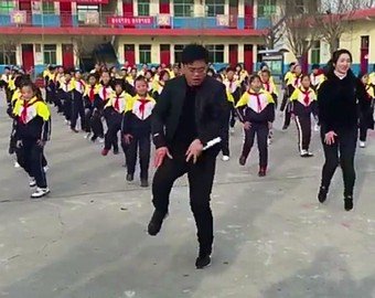 Директор школы танцует с учениками на всех переменах