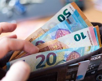 Женщина нашла возле супермаркета кошелек с 35 000 евро и отнесла его на кассу