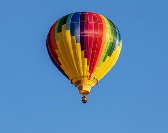 Мужчина станцевал на шесте, подвешенному к летящему воздушному шару
