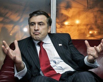 Саакашвили рассказал, где научился жевать галстук