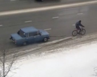 В соцсетях набирает популярность видео с велосипедистом, взявшим на буксир автомобиль