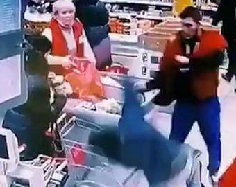 Сотрудник сетевого супермаркета отправил покупателя в нокаут