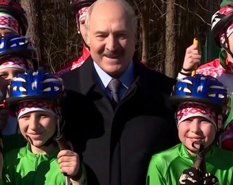 Лукашенко неудачно пошутил, позируя перед камерой с детьми