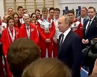 Путин пошутил над сопровождавшим его сотрудником службы охраны
