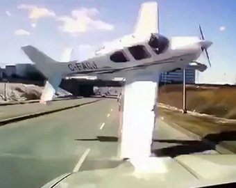 Падающий самолет едва не протаранил машину на шоссе