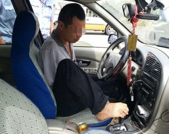 Водителя, управлявшего машиной с помощью ноги, оштрафовали