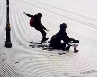 В Петербурге на видео засняли "тройное комбо" на Манежной площади