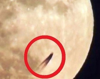 Уфологи зафиксировали на видео полет НЛО над поверхностью Луны