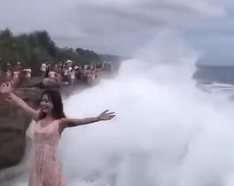 Очевидцы сняли на видео, как волна сбила туристку с утеса