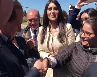 Берлускони пошутил над сильным рукопожатием журналистки
