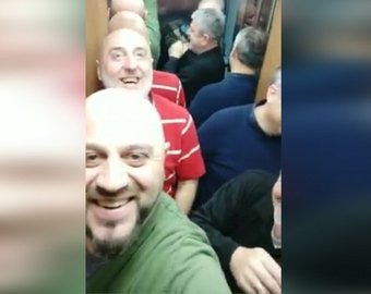 Грузины застряли в лифте и стали героями Сети