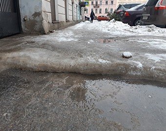 Чиновники в апреле «решили» проблему петербурженки, которая в январе жаловалась на лед