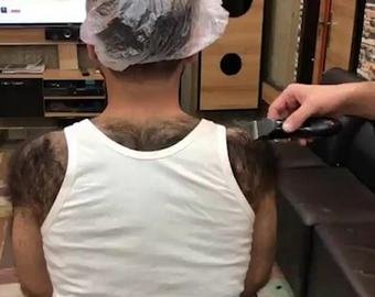 Парикмахер побрил спину экстремально волосатого клиента