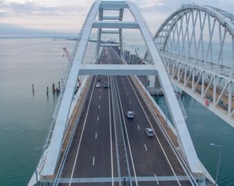 Автомобилист промчался по Крымскому мосту на скорости 243 км/ч