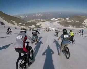 Сотни спортсменов свалились с велосипедов, скатившись с «Адской горы»