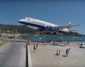 Туристов сдуло при попытке сделать селфи под самолетом