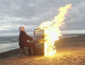 Музыкант сыграл на горящем пианино на Финском заливе