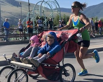 Женщина пробежала марафон с коляской с тремя детьми