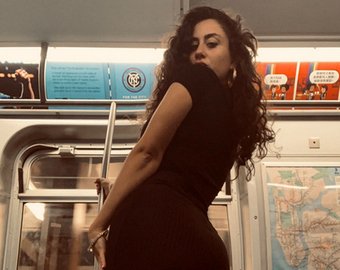 Любительница селфи стала звездой соцсетей, засветившись в метро