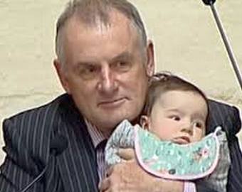 Спикер парламента понянчился с младенцем во время заседания