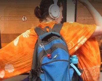 Веселая девушка порадовала танцем пассажиров метро