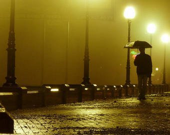 Гуляющий под зонтом мужчина чудом выжил после удара молнии
