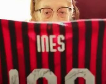 "Милан" подарил своей 100-летней болельщице клубную футболку с автографами игроков