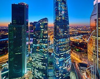 Канатоходец прошел на огромной высоте между небоскребами Москва-Сити