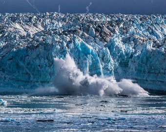 Экстремалы едва не погибли под растаявшим ледником на Аляске