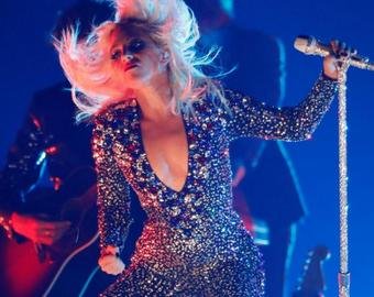 Леди Гага упала со сцены во время "танца" с фанатом