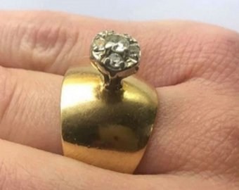 Интернет-пользователи раскритиковали кольцо за 55 000 долларов из-за сходства с прыщом
