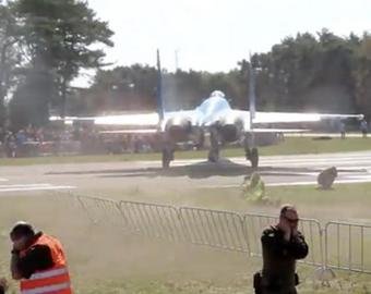 Су-27 «сдул» людей на авиашоу