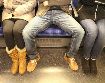 Девушка отомстила «рассевшимся» в метро мужчинам