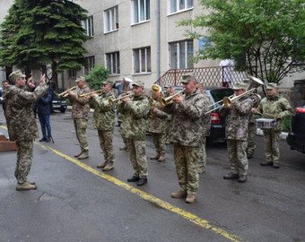 Россиянин встретил жену из роддома с военным оркестром