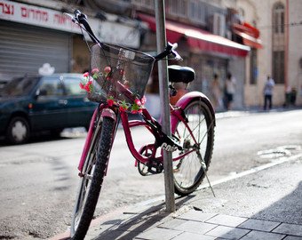 Видео угона велосипеда "неведомой силой" набирает популярность в Сети