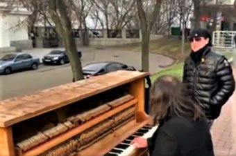Вокалист Scorpions спел свой хит с уличным музыкантом в Киеве