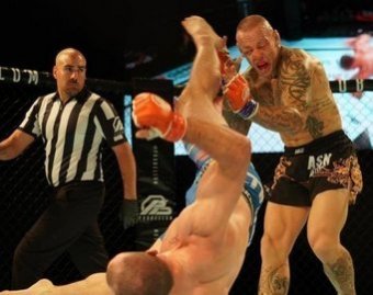 Экс-боец UFC угодил в нокаут после удара «раскат грома»