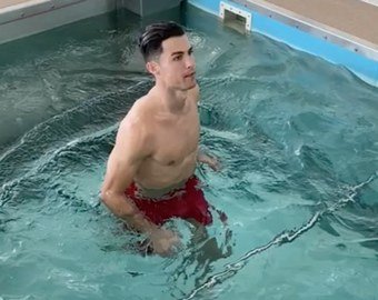 Роналду показал, как тренируется в бассейне