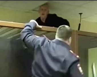 Преступник попытался сбежать из зала суда через потолок