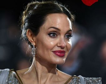 Анджелина Джоли встретилась с фанатом, который набил тату с ее портретом