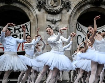 Балерины бастующей Парижской оперы станцевали "Лебединое озеро" на улице