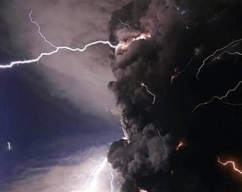 Молния попала в вулкан Тааль во время его извержения