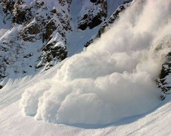 Убегающие от снежной лавины туристы попали на видео