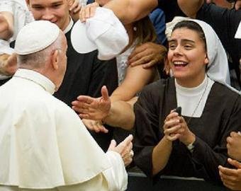 Римский Папа поцеловал монахиню, которая пообещала «не кусаться»