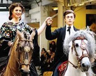 Лошадь выскочила на подиум во время показа мод в Париже
