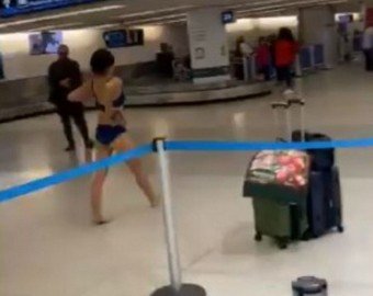 Женщина устроила стриптиз в аэропорту и стала интернет-звездой
