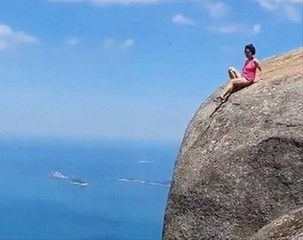 Туристка забралась на 840-метровую скалу ради суперфото для Инстаграма