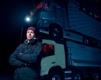 Volvo Trucks построила башню из четырех грузовиков