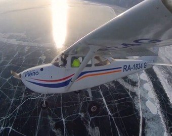 Видео посадки самолета на лед Байкала набирает популярность в Сети